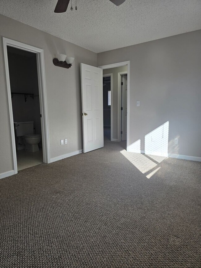 Building Photo - Cute end unit townhome 3-bedroom 2 baths in Thornton.