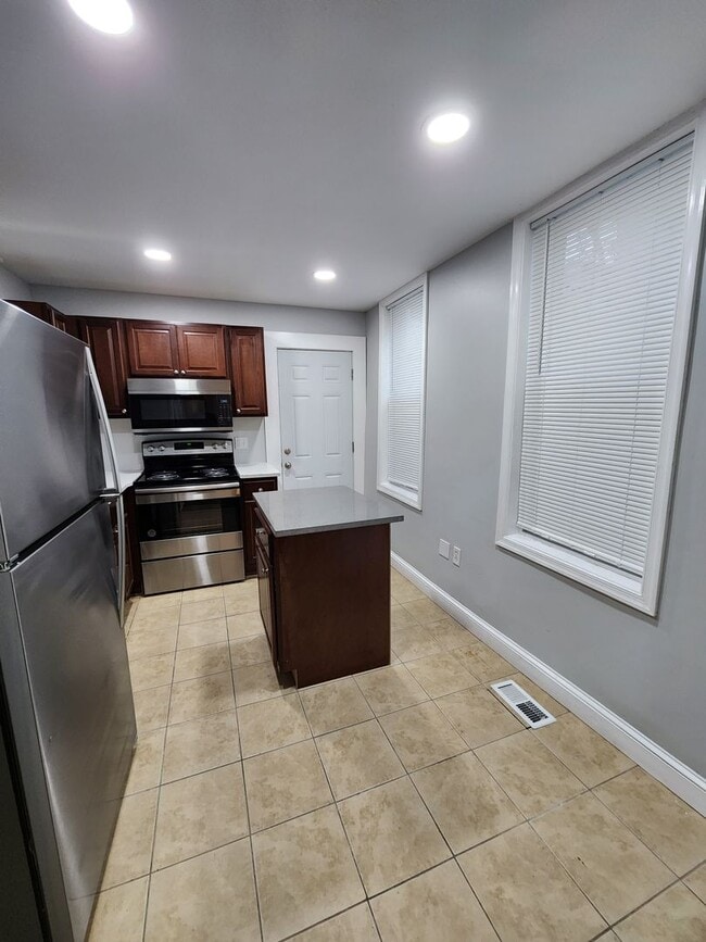 Building Photo - Beautifully Renovated PHA Voucher Accepted Property