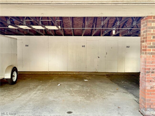 Building Photo - 6910 Carriage Hill Dr