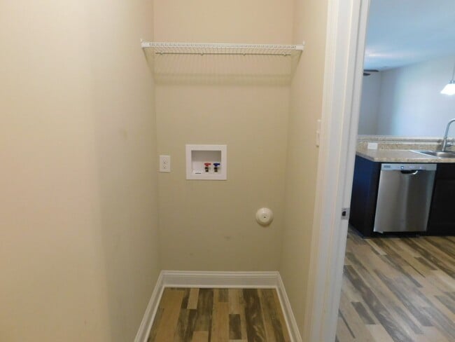 Building Photo - Like New Townhome!