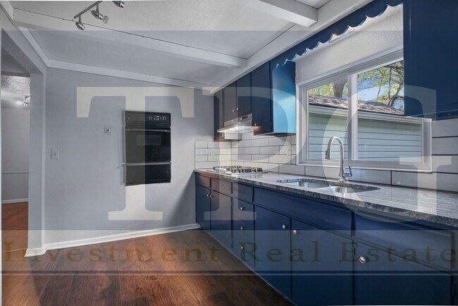 Building Photo - Newly Renovated, Pet Friendly Home in KCMO!