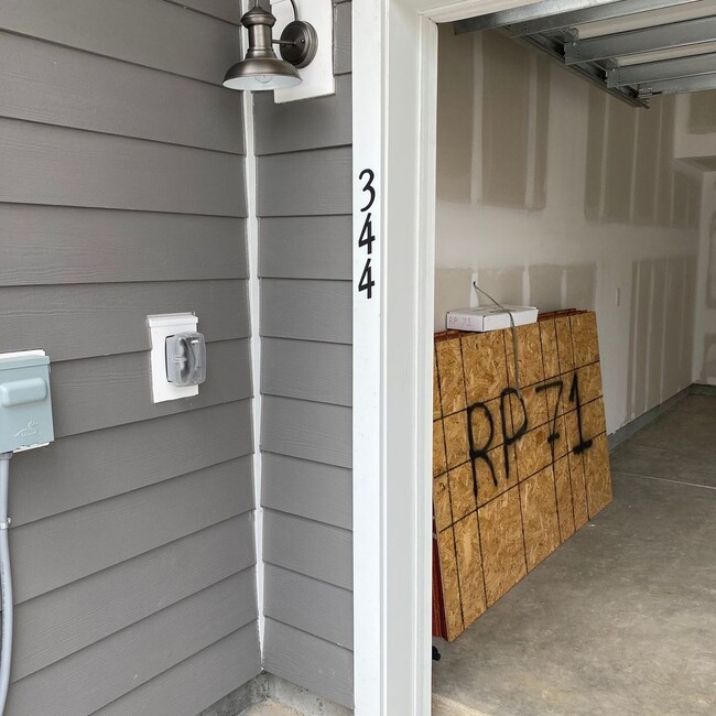 Building Photo - BRAND NEW TOWHOME IN FOXBANK PLANTATION