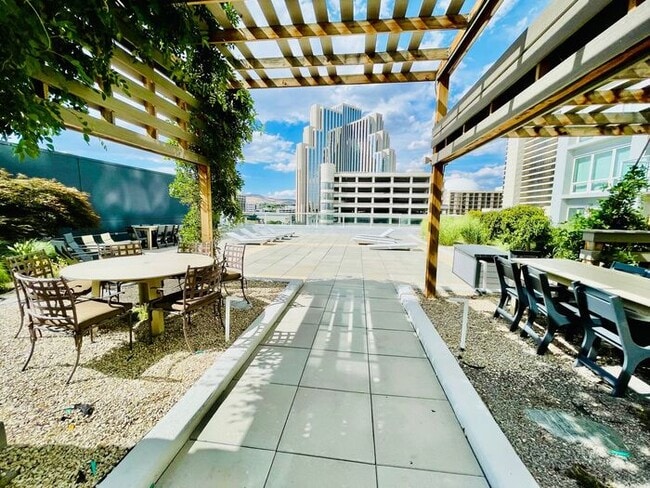 Building Photo - MOVE IN SPECIAL!!! DEPOSIT MOVES YOU IN!!!