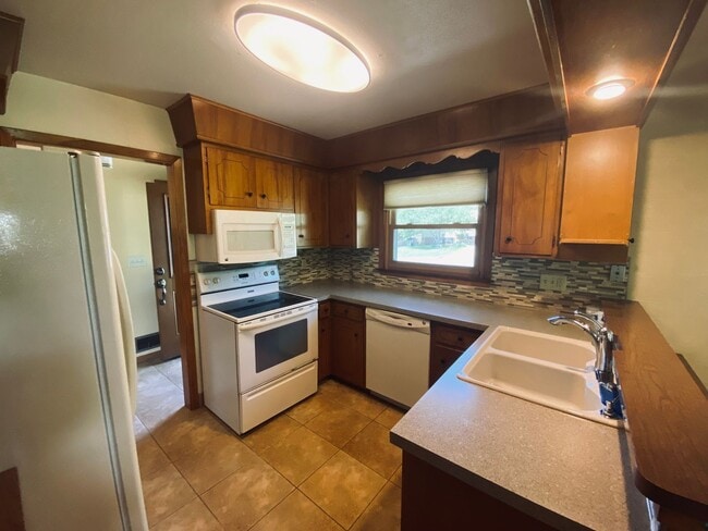 Building Photo - 3 bedroom - 2.5 bathroom - Single Family Home
