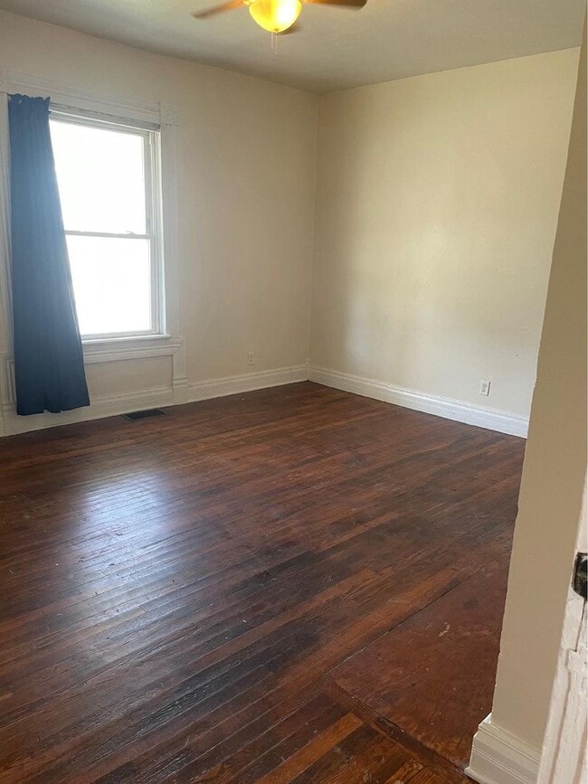 Building Photo - Main floor unit