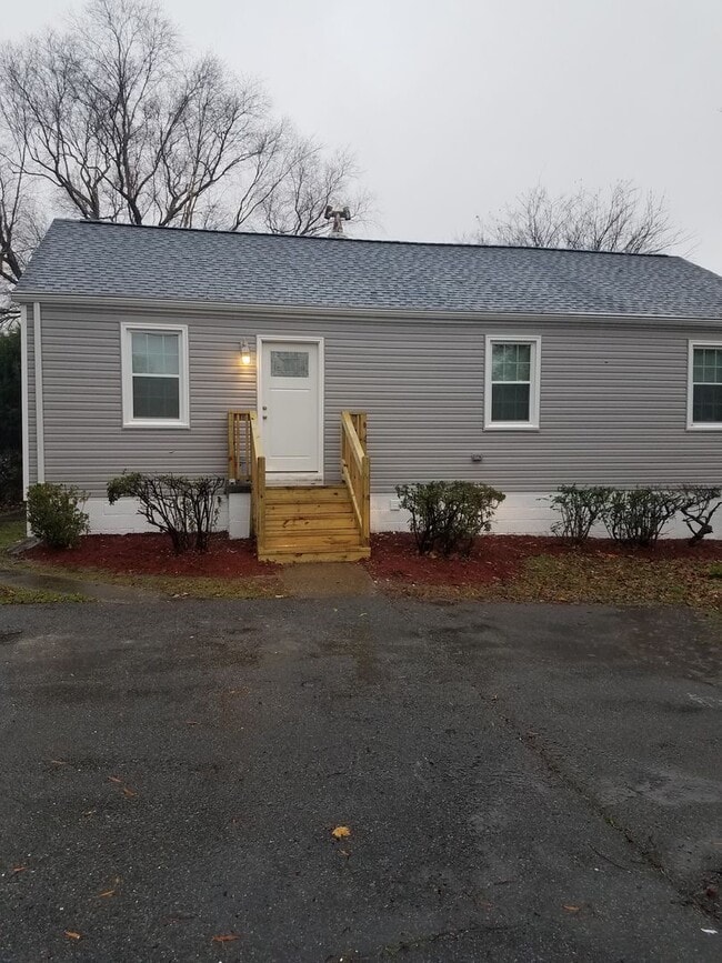 Primary Photo - 5 BR Near ODU!