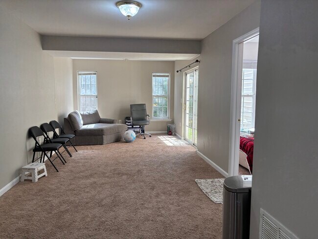 Building Photo - 2507 Oak Tree Ln