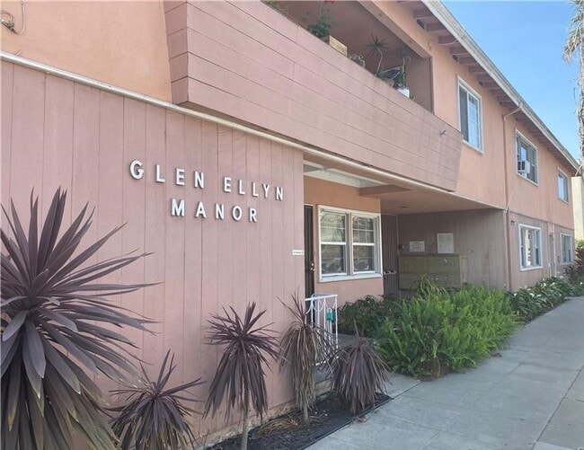 Building Photo - Beautiful One bedroom in gated complex one block from Ocean In Long Beach