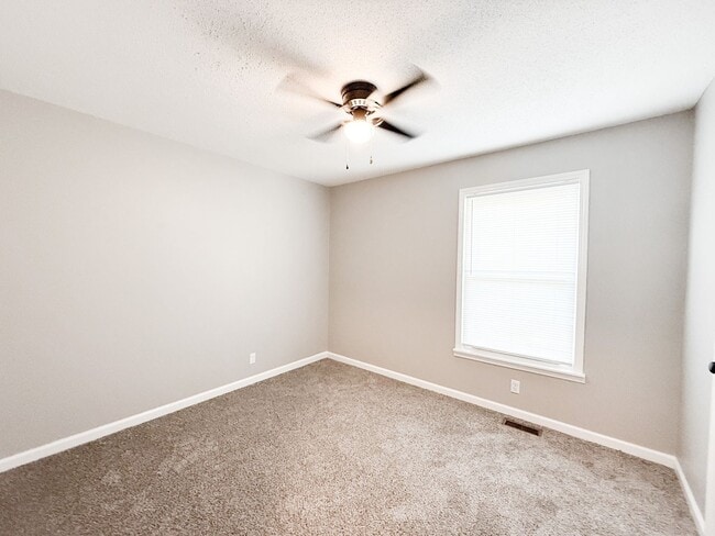 Building Photo - 3 Bedroom 2 Bathroom Home!!