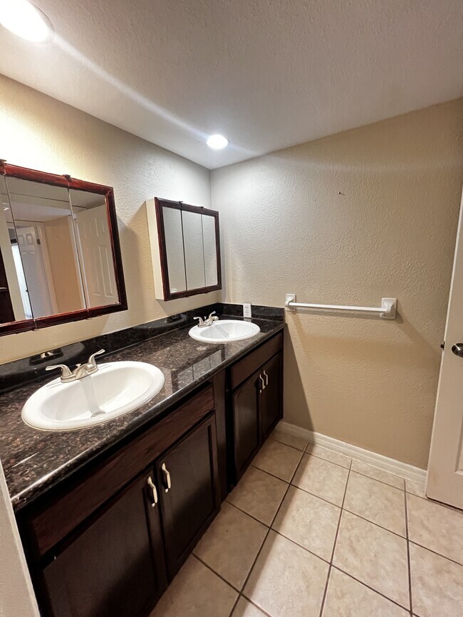 Building Photo - 1702 Park Meadows Dr