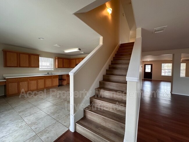 Building Photo - 819 Briarwood Dr