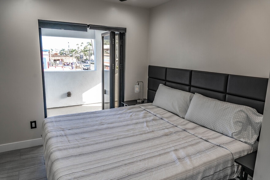 Master Bedroom 1 with Kingsize Bed, Balcony and Ocean View - 7005 La Jolla Blvd