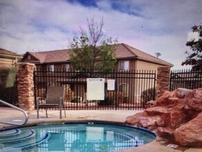 Building Photo - 3155 S Hidden Valley Dr