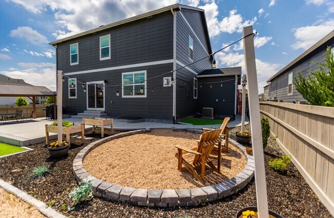 Building Photo - Stunning 4BR House in Berthoud