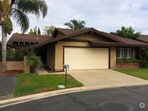 Building Photo - 4 Bedroom Townhouse - Ideal for Chapman St...