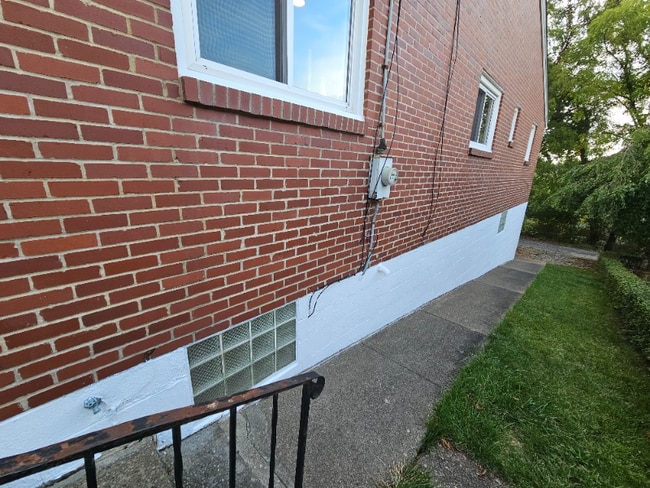 Building Photo - 1606 Greentree Rd