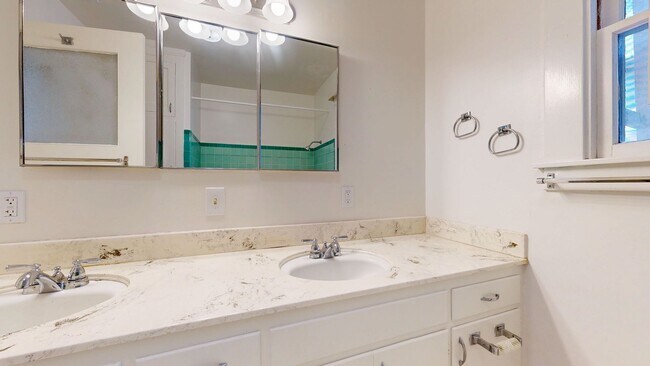 Building Photo - Bright Country Three Bedroom One Bathroom ...