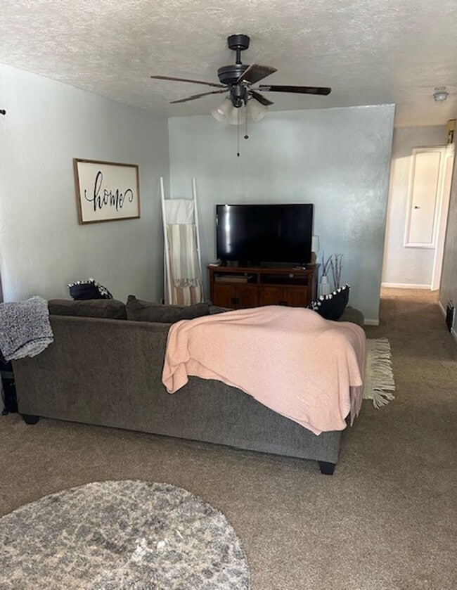 Building Photo - Charming 2 Bed, 1 Bath Home with Fenced Yard & Garage – Prime Location!