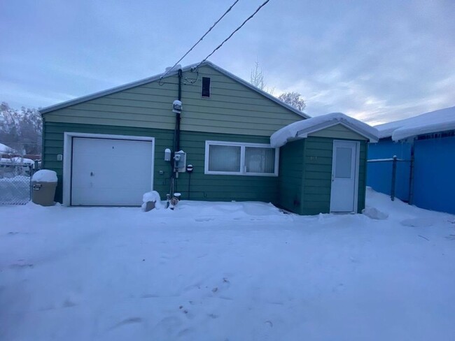 Primary Photo - 2bd/1ba fenced in yard, non heated garage,...