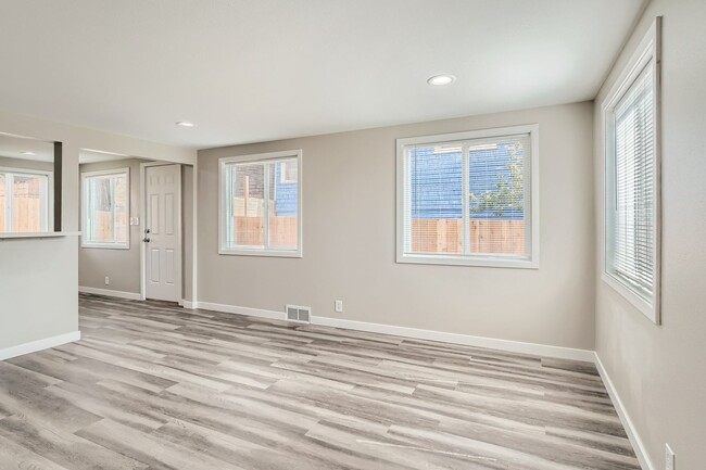 Building Photo - 3 Bd / 2 Ba Seattle Home