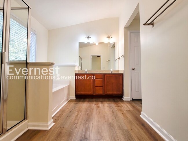 Building Photo - 3 Bed/2.5 Bath Townhome with Modern Amenities