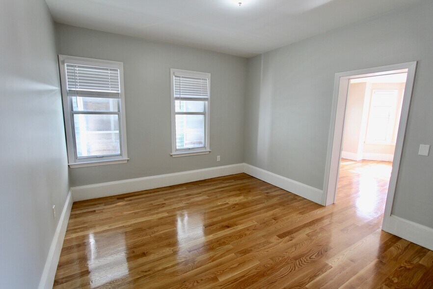 Building Photo - 460 Saratoga St