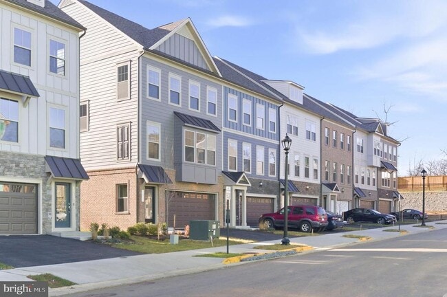 Building Photo - 1011 Venifena Terrace SE