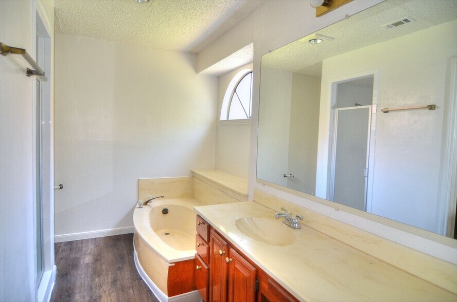 Building Photo - 8901 Greentree Dr