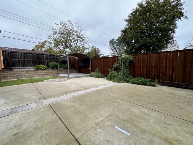 Building Photo - Stunning 3-bedroom, 2-bath home in North Highlands!