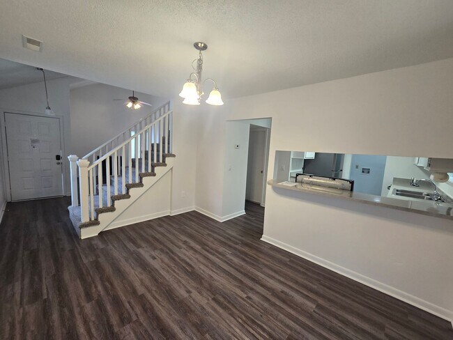 Building Photo - Charming and Spacious Home