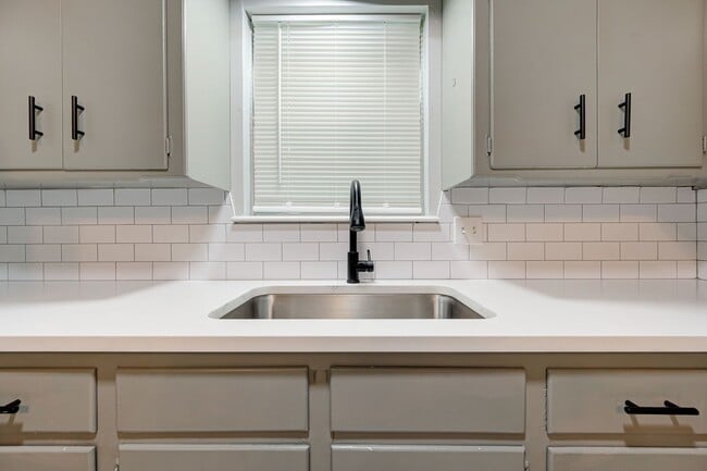 Building Photo - RECENTLY REMODELED!! 1 Bed 1 Bath 1 Mile West of OU Campus