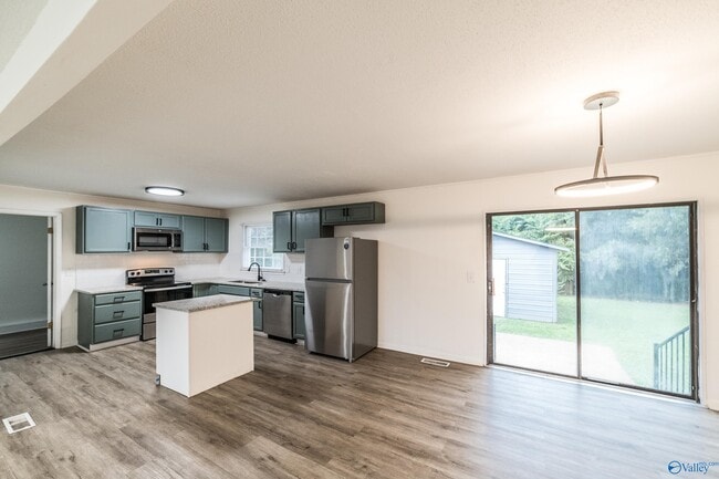 Building Photo - 307 Meadowbrook Dr SE