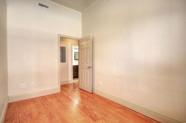 Building Photo - 10 E Main St