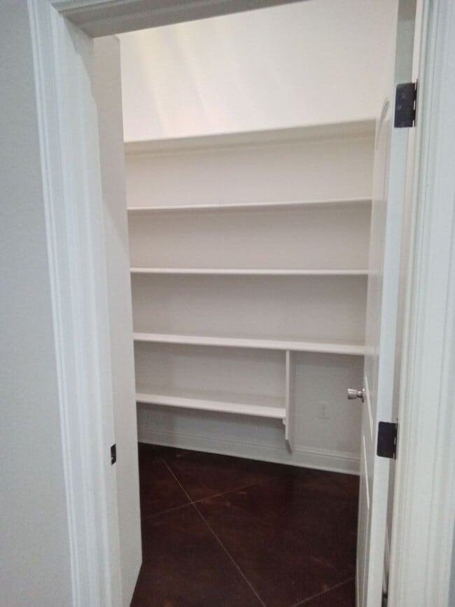 Building Photo - Benton Beauty