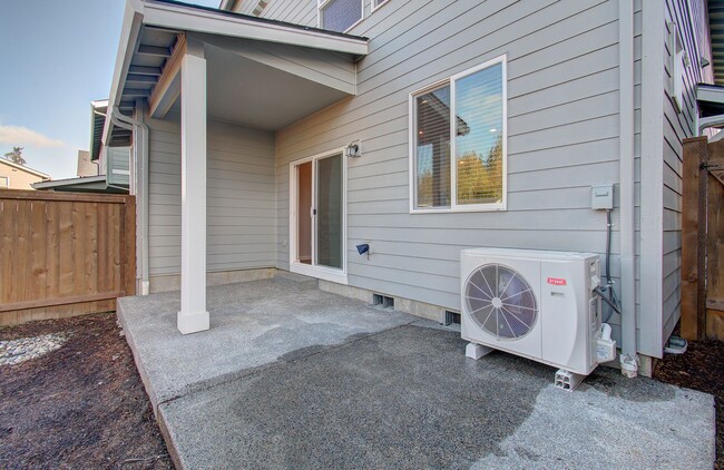 Building Photo - Immaculate Ridgefield Townhome