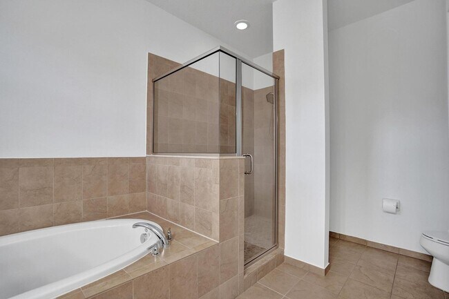 Building Photo - Gorgeous Townhome in Parkland