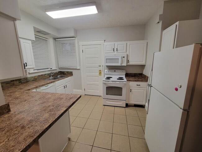 Building Photo - 2127 Slane Ave