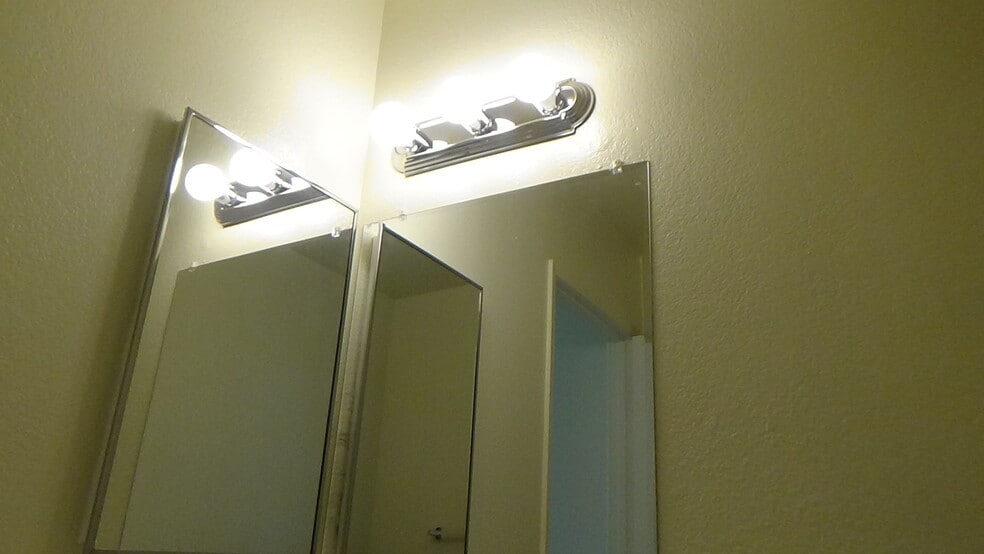 1/2 Bath (2) - 725 Summerwood Ln