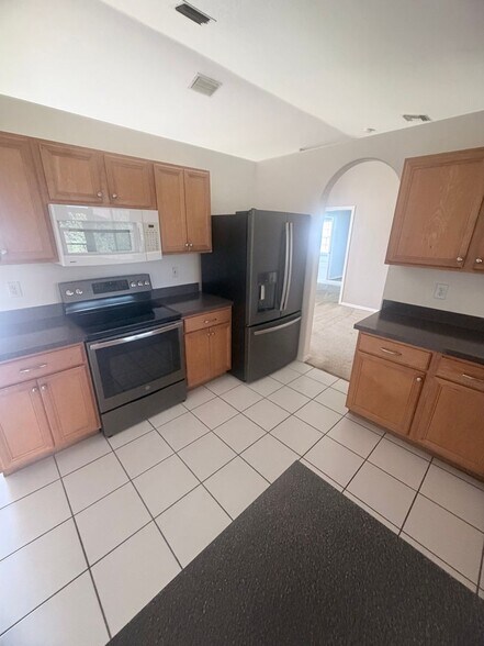 Building Photo - SW Area - Move in Ready, off Chiquita Blvd