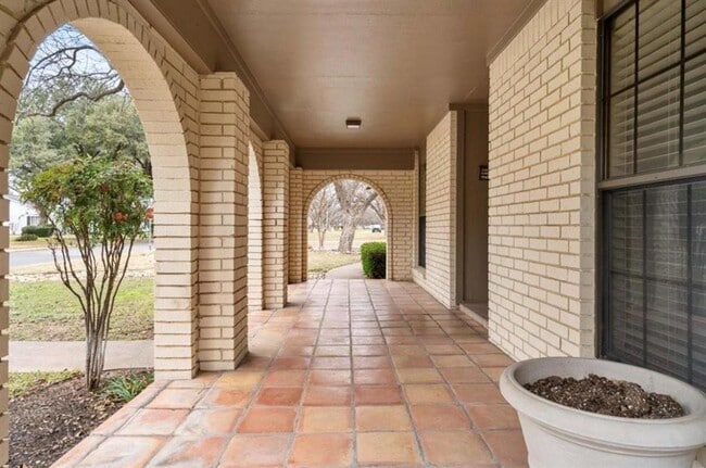 Building Photo - 318 Columbine St