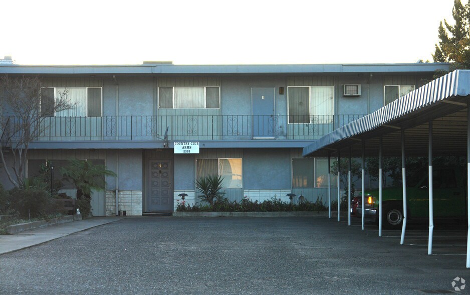 No access to back of building and complex has buildinga on each side - 2333 Franklin Ave