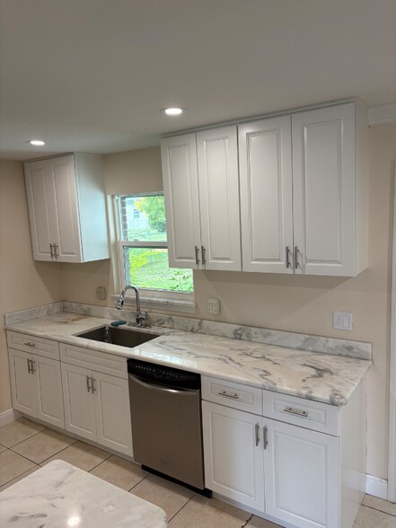 Building Photo - 240 W Gardenia Dr