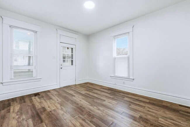 Building Photo - 3-Bed, 2-Bath Home with Large Kitchen & De...