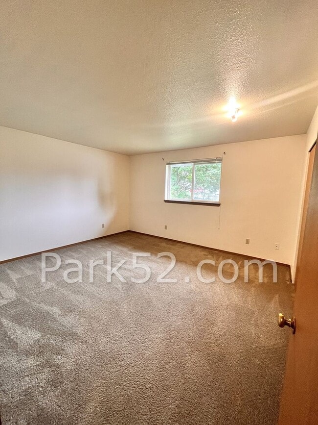 Building Photo - 2 Bedroom 1 Bathroom Tacoma Duplex