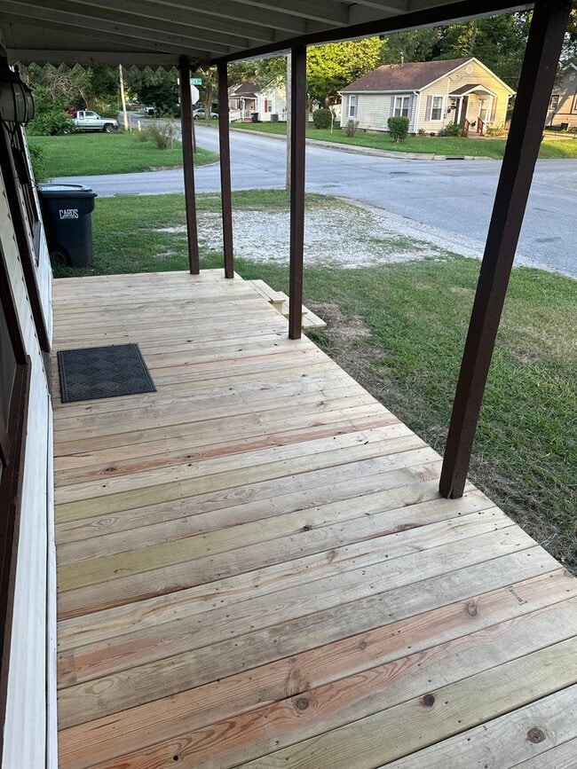 Building Photo - 2 Bedroom, 1 Bathroom Home w/ Fenced-In Backyard and Covered Front Porch in Downtown Springdale