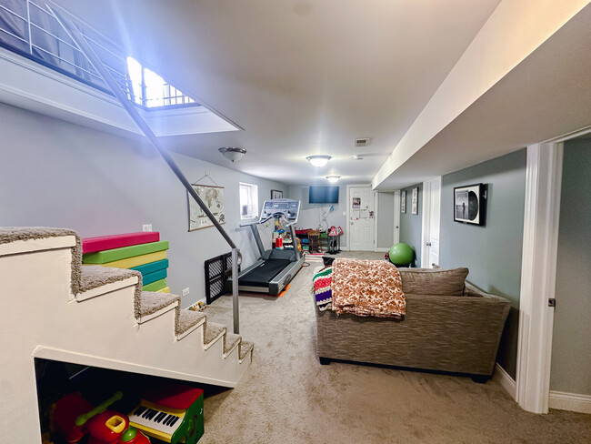 Building Photo - 5222 N Loring Ave