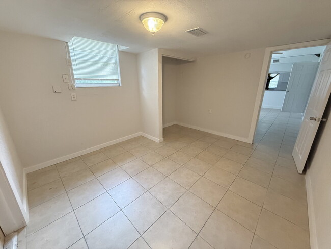 Building Photo - "Cozy 2-Bedroom Retreat in New Port Richey...