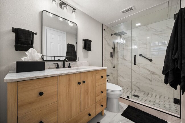 Building Photo - 1700 Crestpoint Dr