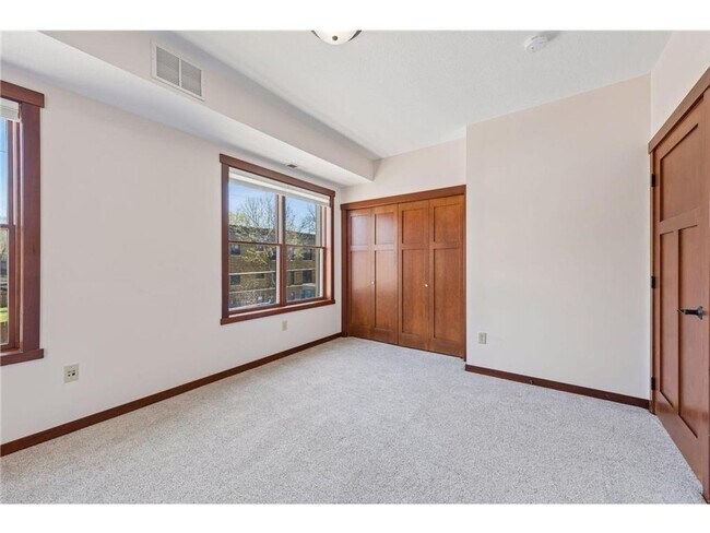 Building Photo - Large 2BD/2.5BA two story corner unit on Dayton Ave in St Paul!!