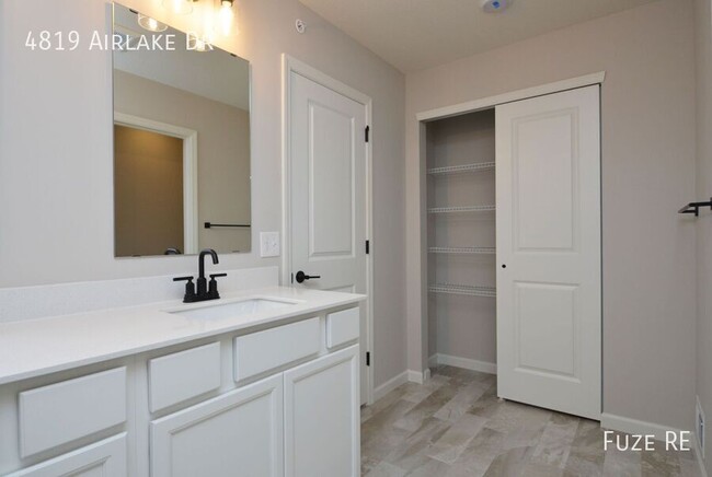 Building Photo - 4819 Airlake Dr